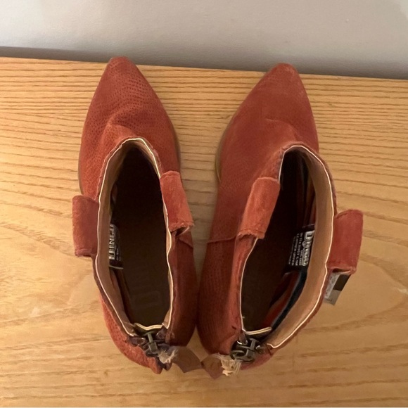 {Dingo} Kuster Suede Pointed Toe Cowboy Ankle Boots - Picture 6 of 9